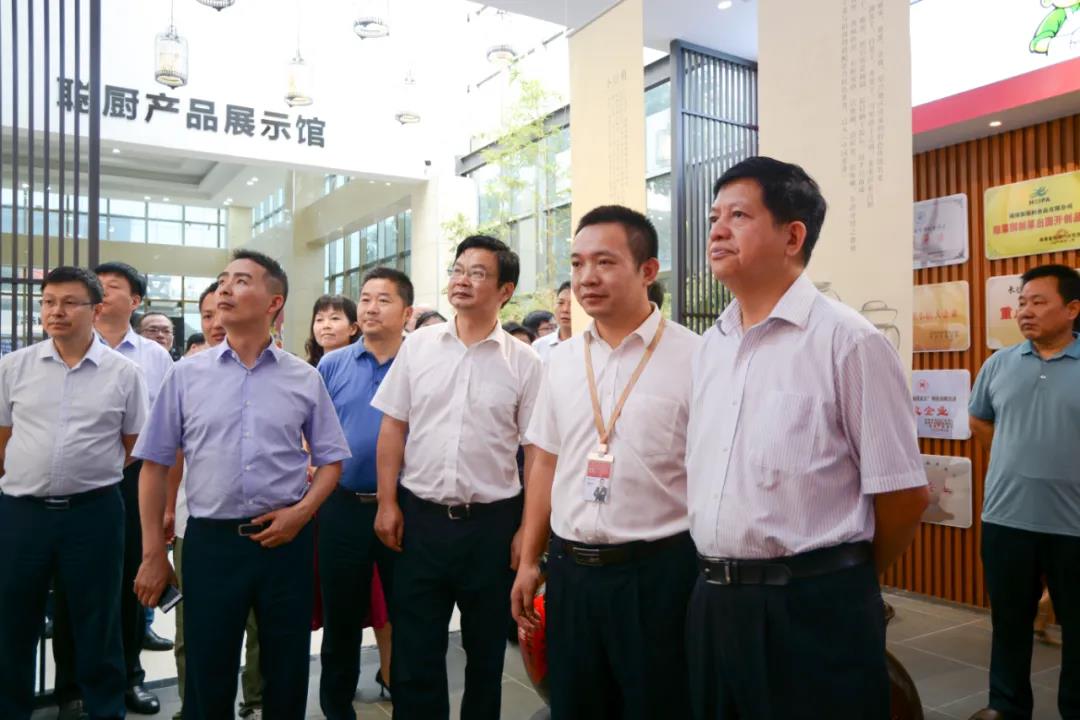 湖南省農(nóng)村農(nóng)業(yè)廳廳長(zhǎng)袁延文等領(lǐng)導(dǎo)蒞臨聰廚食品觀摩指導(dǎo) 湖南省農(nóng)村農(nóng)業(yè)廳廳長(zhǎng)袁延文等領(lǐng)導(dǎo)蒞臨聰廚食品觀摩指導(dǎo)