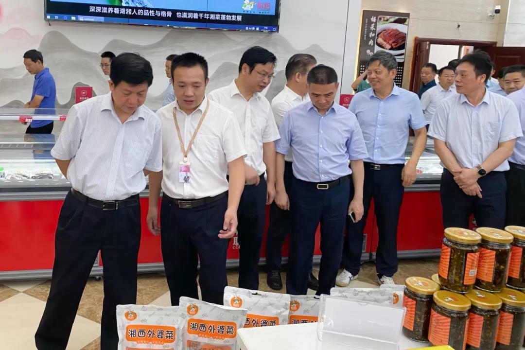 湖南省農(nóng)村農(nóng)業(yè)廳廳長(zhǎng)袁延文等領(lǐng)導(dǎo)蒞臨聰廚食品觀摩指導(dǎo) 湖南省農(nóng)村農(nóng)業(yè)廳廳長(zhǎng)袁延文等領(lǐng)導(dǎo)蒞臨聰廚食品觀摩指導(dǎo)