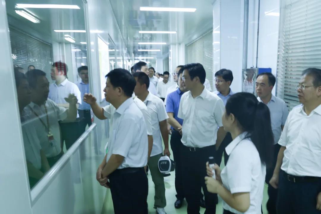 湖南省農(nóng)村農(nóng)業(yè)廳廳長(zhǎng)袁延文等領(lǐng)導(dǎo)蒞臨聰廚食品觀摩指導(dǎo) 湖南省農(nóng)村農(nóng)業(yè)廳廳長(zhǎng)袁延文等領(lǐng)導(dǎo)蒞臨聰廚食品觀摩指導(dǎo)