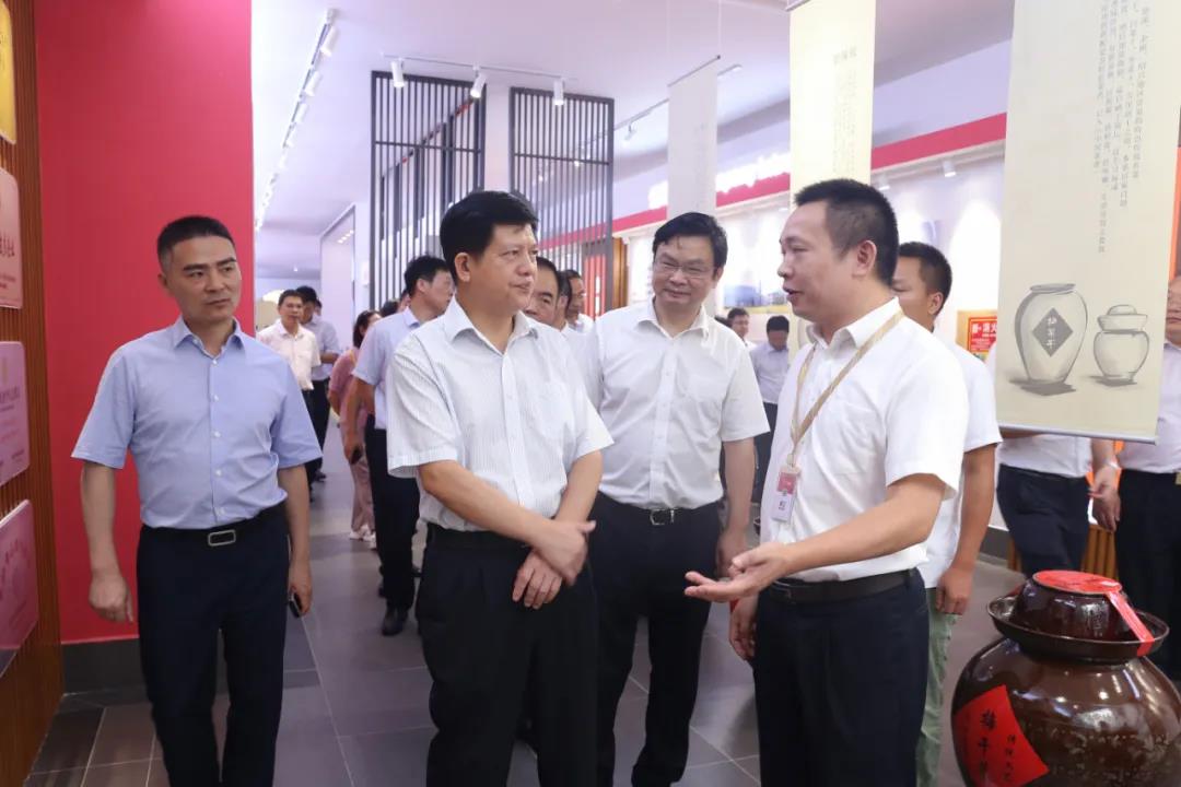 湖南省農(nóng)村農(nóng)業(yè)廳廳長(zhǎng)袁延文等領(lǐng)導(dǎo)蒞臨聰廚食品觀摩指導(dǎo) 湖南省農(nóng)村農(nóng)業(yè)廳廳長(zhǎng)袁延文等領(lǐng)導(dǎo)蒞臨聰廚食品觀摩指導(dǎo)