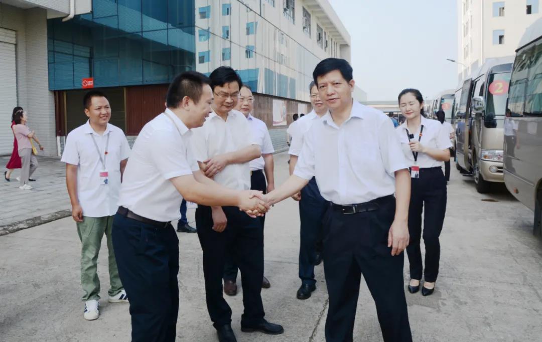 湖南省農(nóng)村農(nóng)業(yè)廳廳長(zhǎng)袁延文等領(lǐng)導(dǎo)蒞臨聰廚食品觀摩指導(dǎo) 湖南省農(nóng)村農(nóng)業(yè)廳廳長(zhǎng)袁延文等領(lǐng)導(dǎo)蒞臨聰廚食品觀摩指導(dǎo)