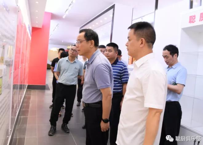 湖南省市場(chǎng)監(jiān)督管理局長(zhǎng)向曙光一行蒞臨聰廚參觀指導(dǎo) 湖南省市場(chǎng)監(jiān)督管理局長(zhǎng)向曙光一行蒞臨聰廚參觀指導(dǎo)